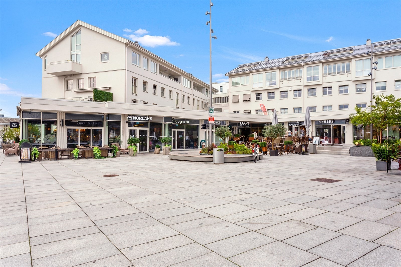 Hvis du er ute etter shopping og spisesteder, bør du ta turen til Sæter, hvor du finner kjente supermarkeder som Meny og Rema 1000, samt en fantastisk sushirestaurant kalt Wok n Roll. Galleribilde