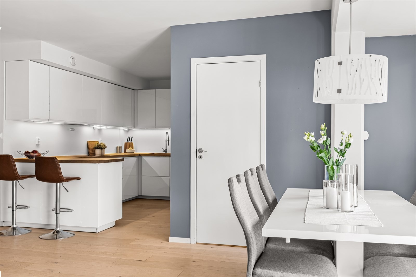 Dette er et sosialt kjøkken med god plass og en atmosfære som inviterer til samtale med gjestene. Galleribilde