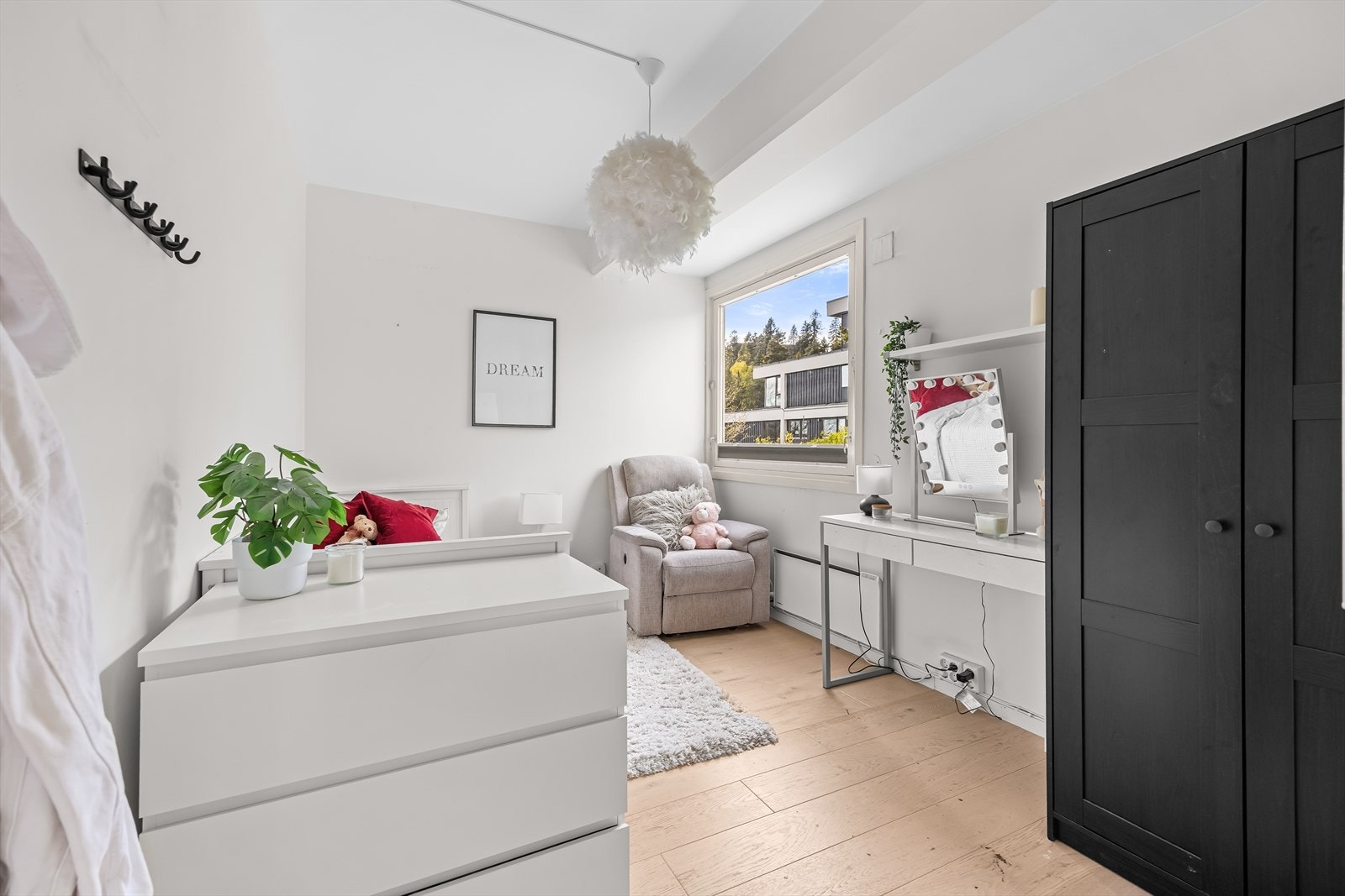 Leiligheten har et soverom ved stuen som fint også kan brukes som kontor eller en ekstra tv-stue om det trengs. Galleribilde