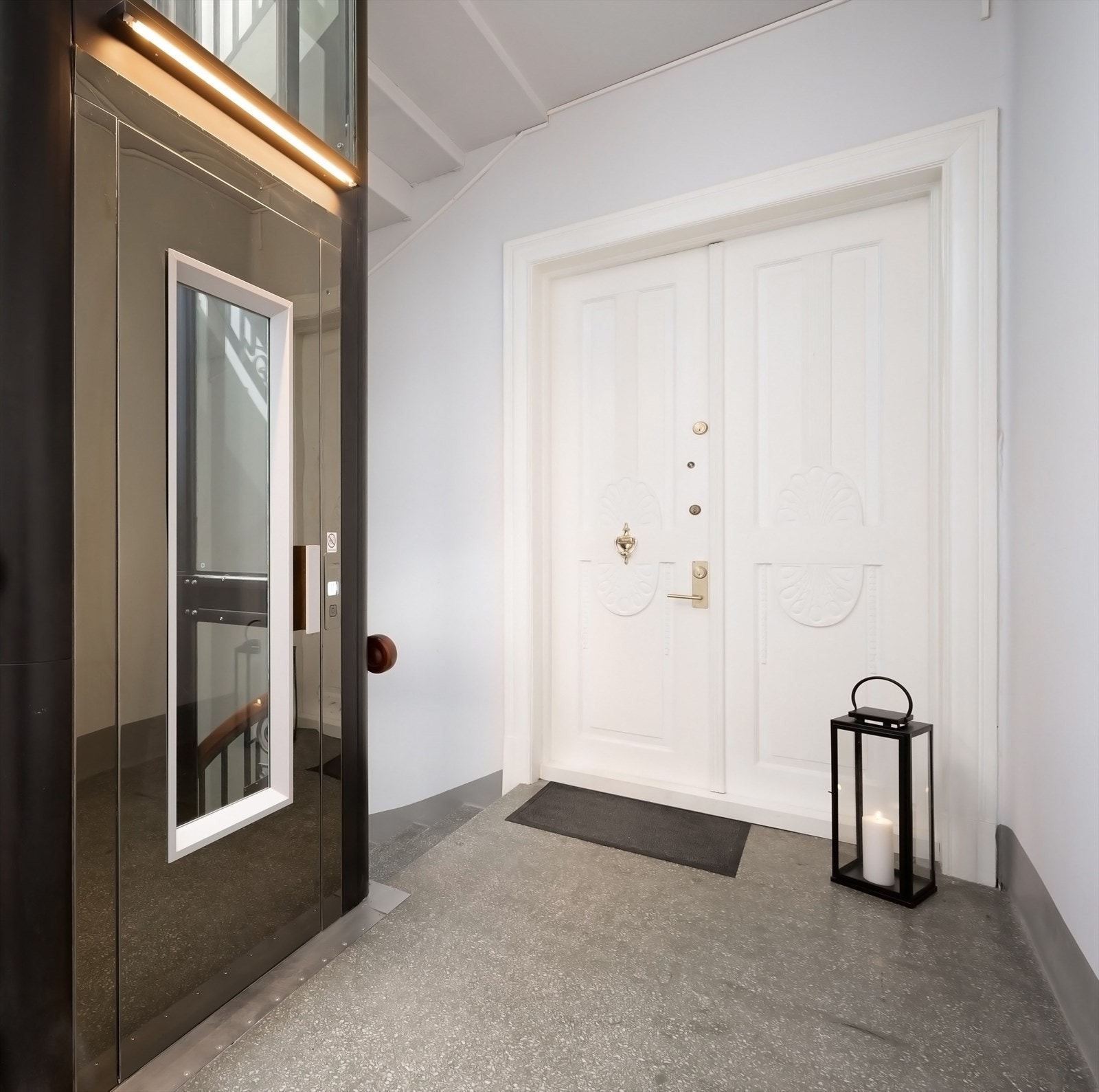 Moderne komfort med heis fra inngangspartiet, bodområdet og opp til leilighetens etasje. Galleribilde