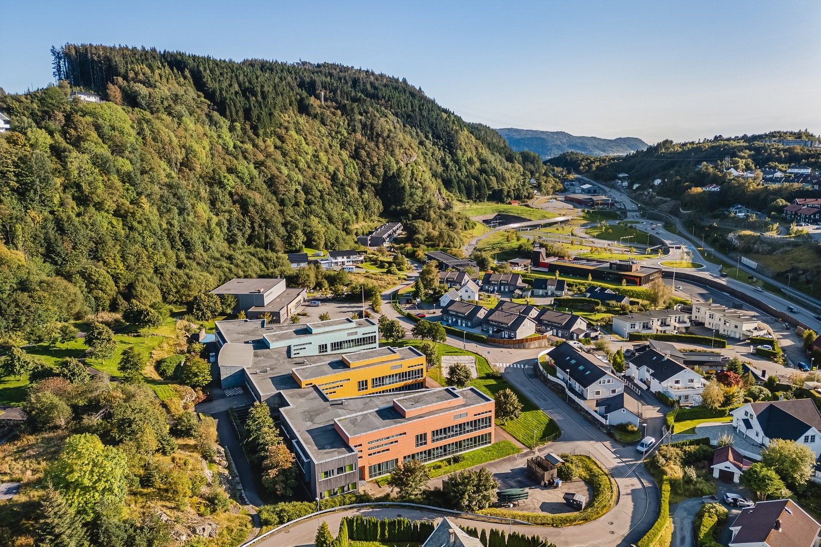Området er svært barnevennlig med gangavstand til skole og barnehage Galleribilde