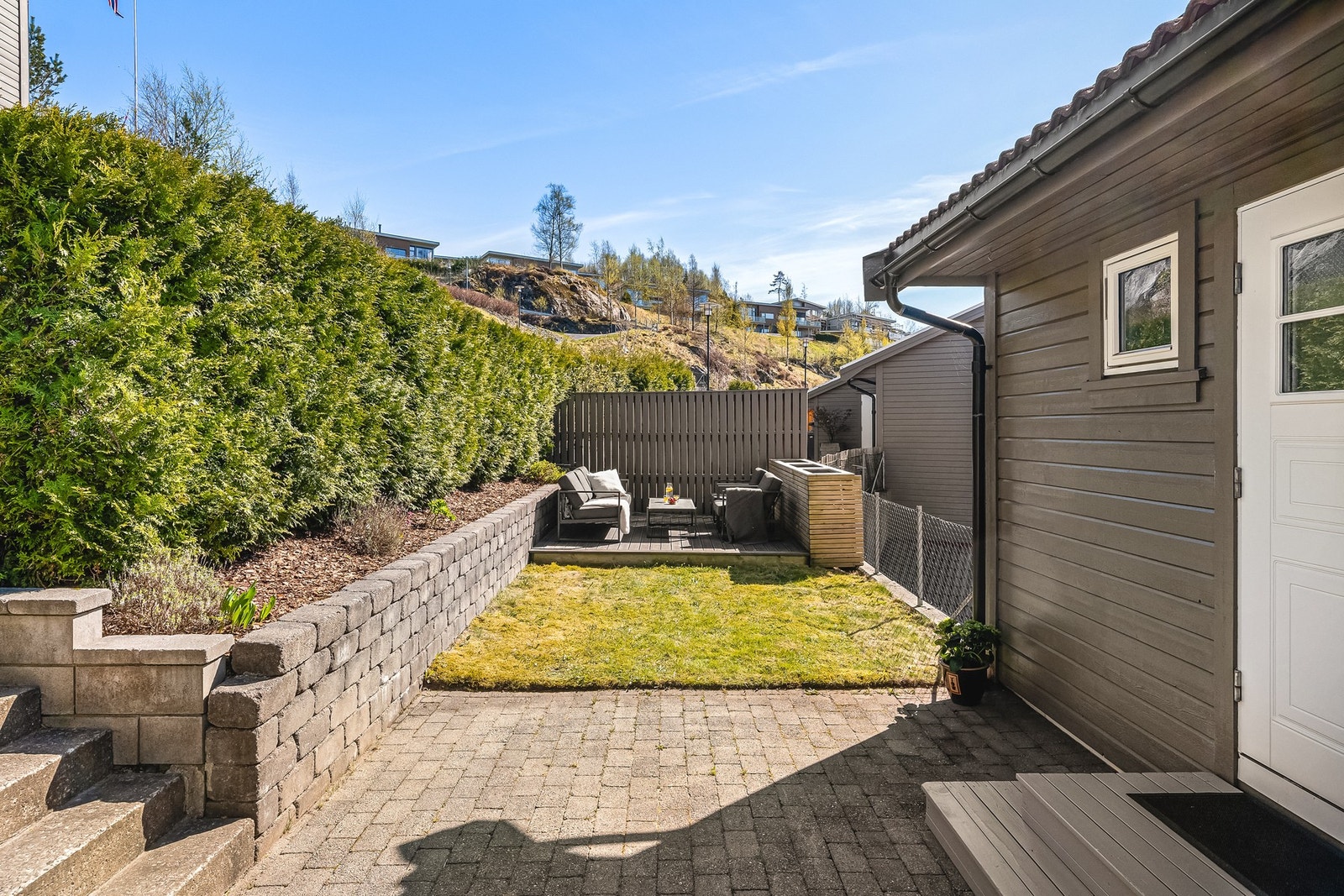 Pent opparbeidet hage med lite innsyn, utsikt og godt med sol Galleribilde