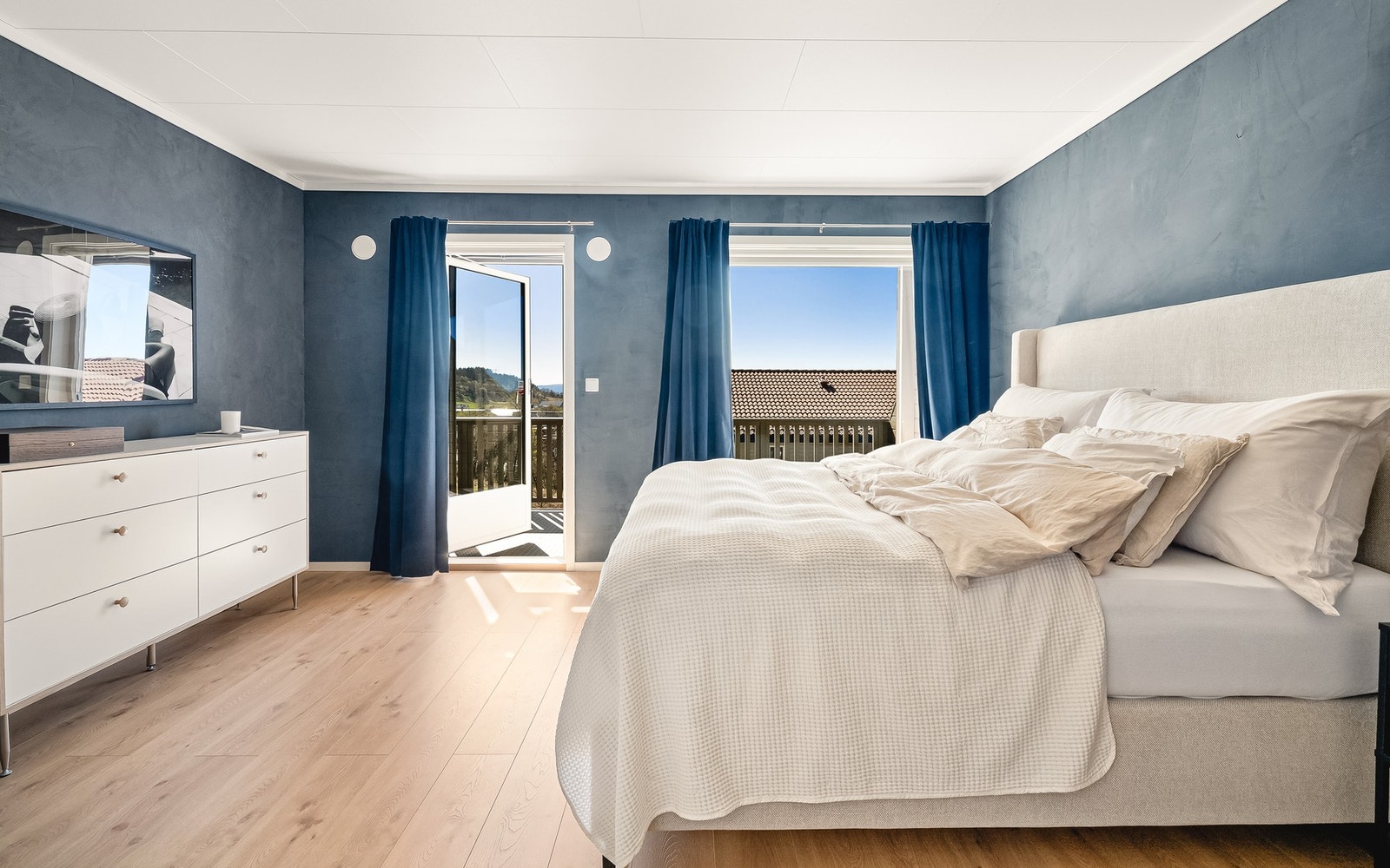Rommet har god plass til stor seng, nattbord, garderobeskap og annet, ønsket møblement Galleribilde