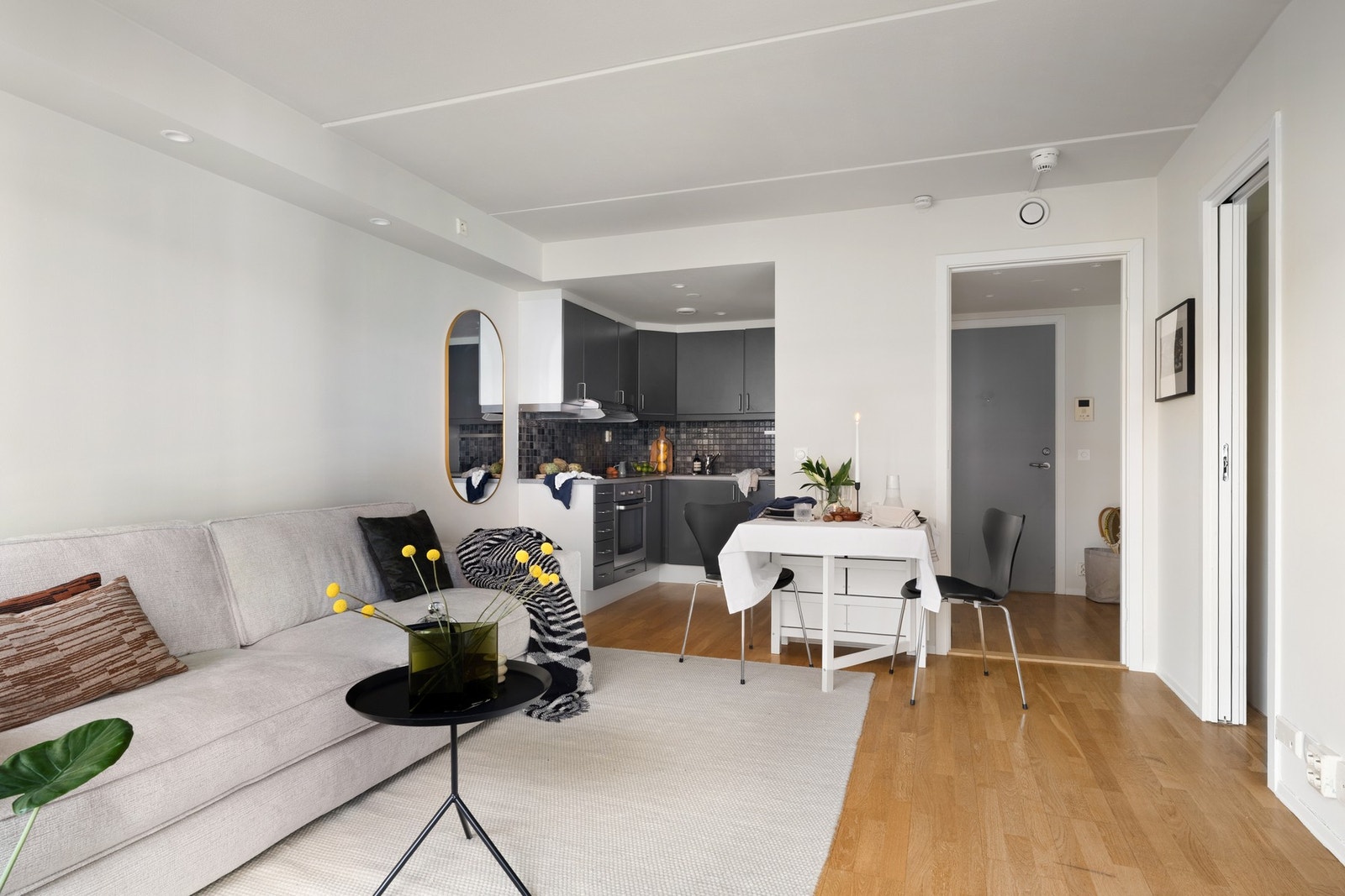 Leiligheten har god standard i bygg fra 2007, med moderne fasiliteter som åpen stue/kjøkkenløsning. Galleribilde