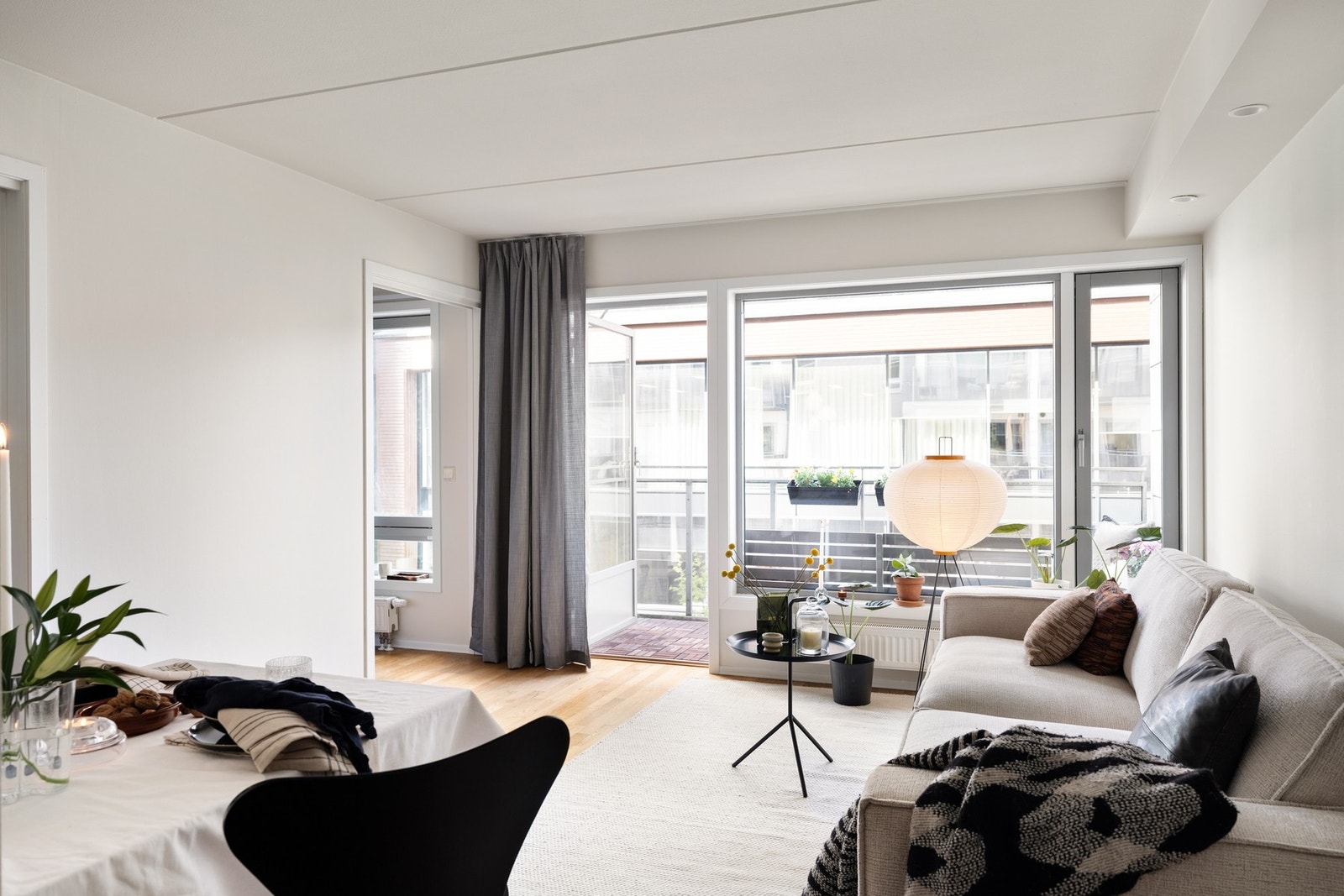 Lys og luftig stue av god størrelse. Galleribilde