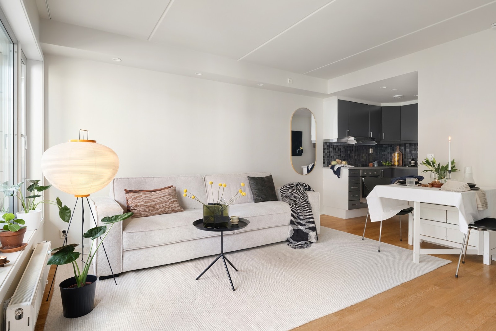 Kjøkkenet har en fin plassering i eget hjørne av stuen. Galleribilde