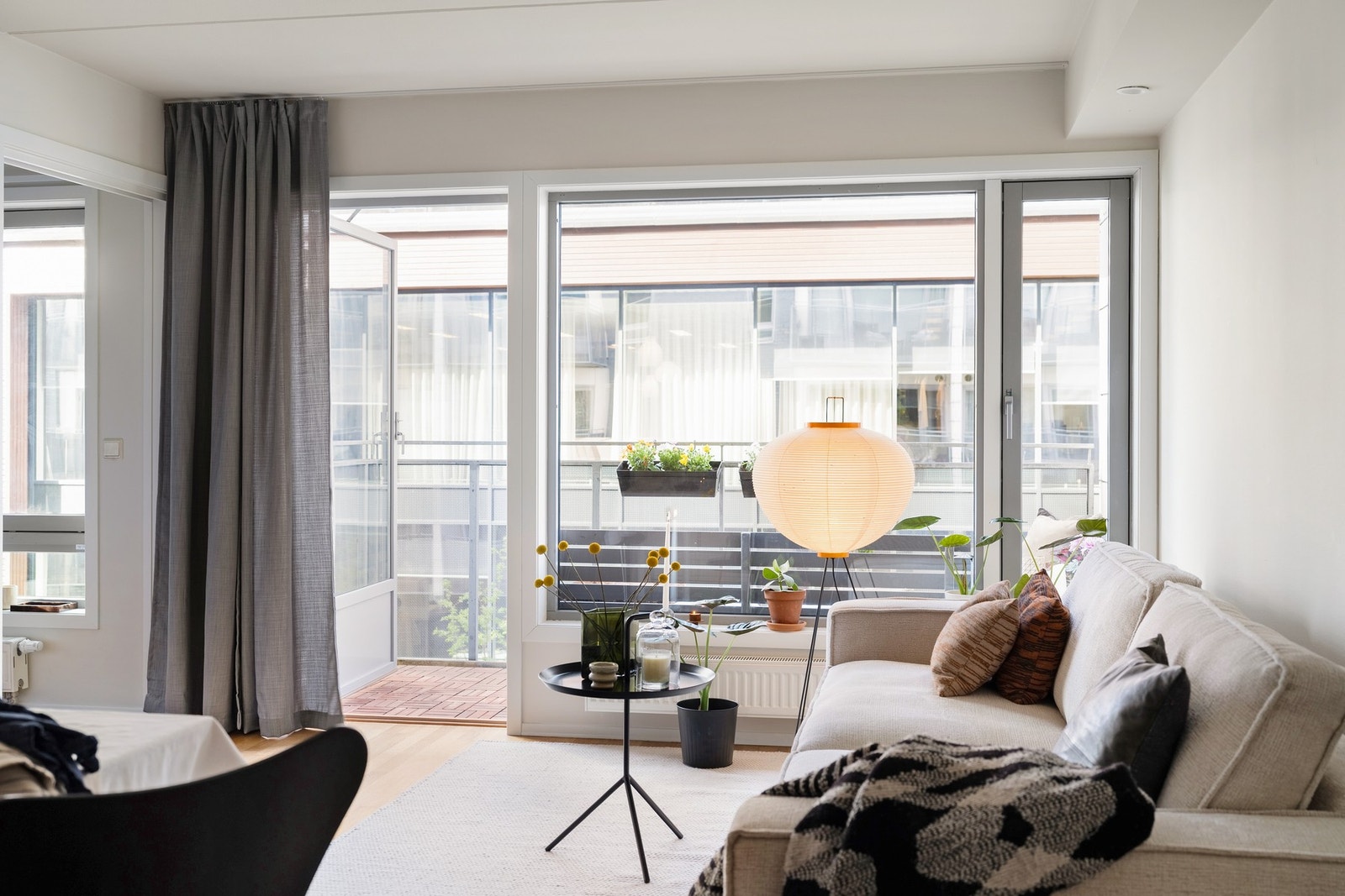 De store vindusflatene gir godt med lysinnslipp til rommet. Galleribilde