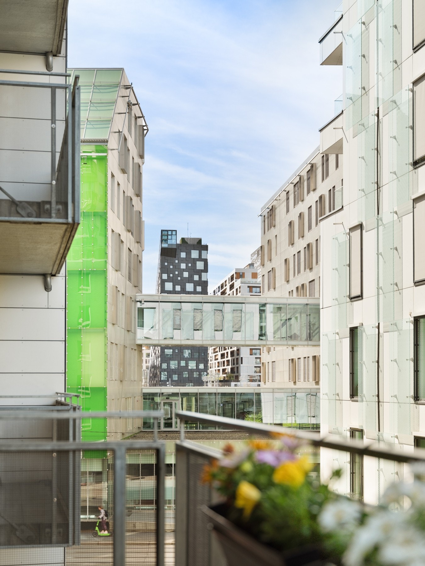Her bor du like ved Barcode, med kort gangavstand til broen som kobler Grønland og Bjørvika sammen. Galleribilde