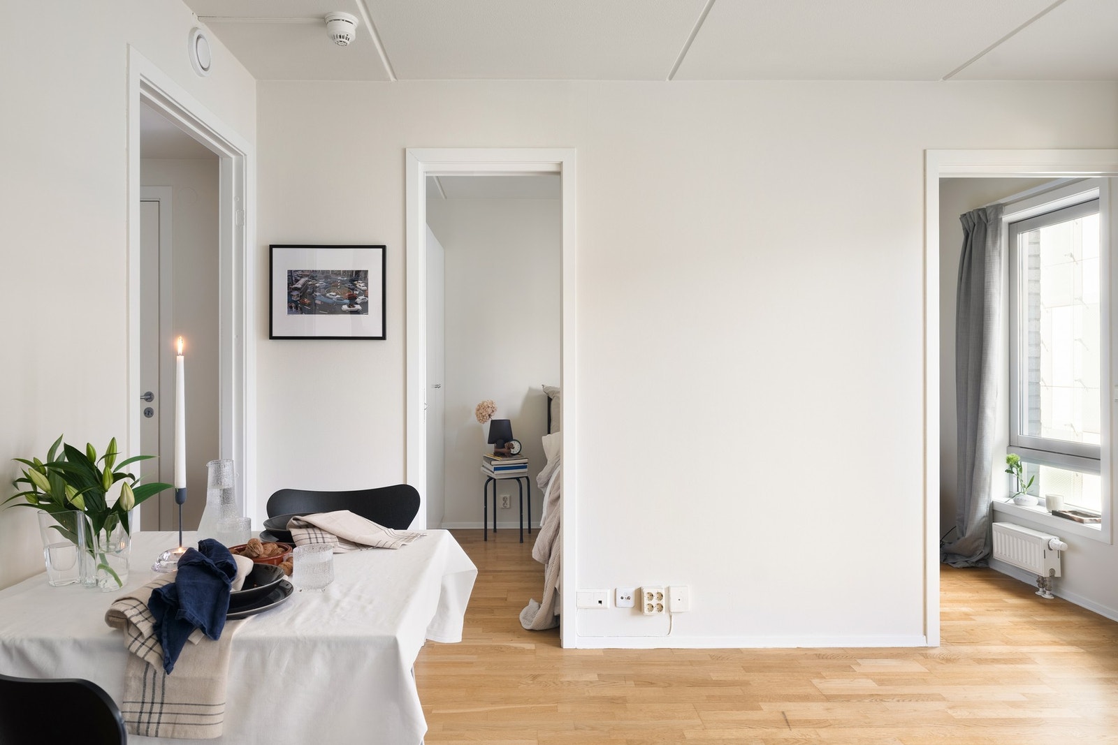 To innganger til soverommet, slik at man naturlig kommer seg til hver side av sengen. Galleribilde