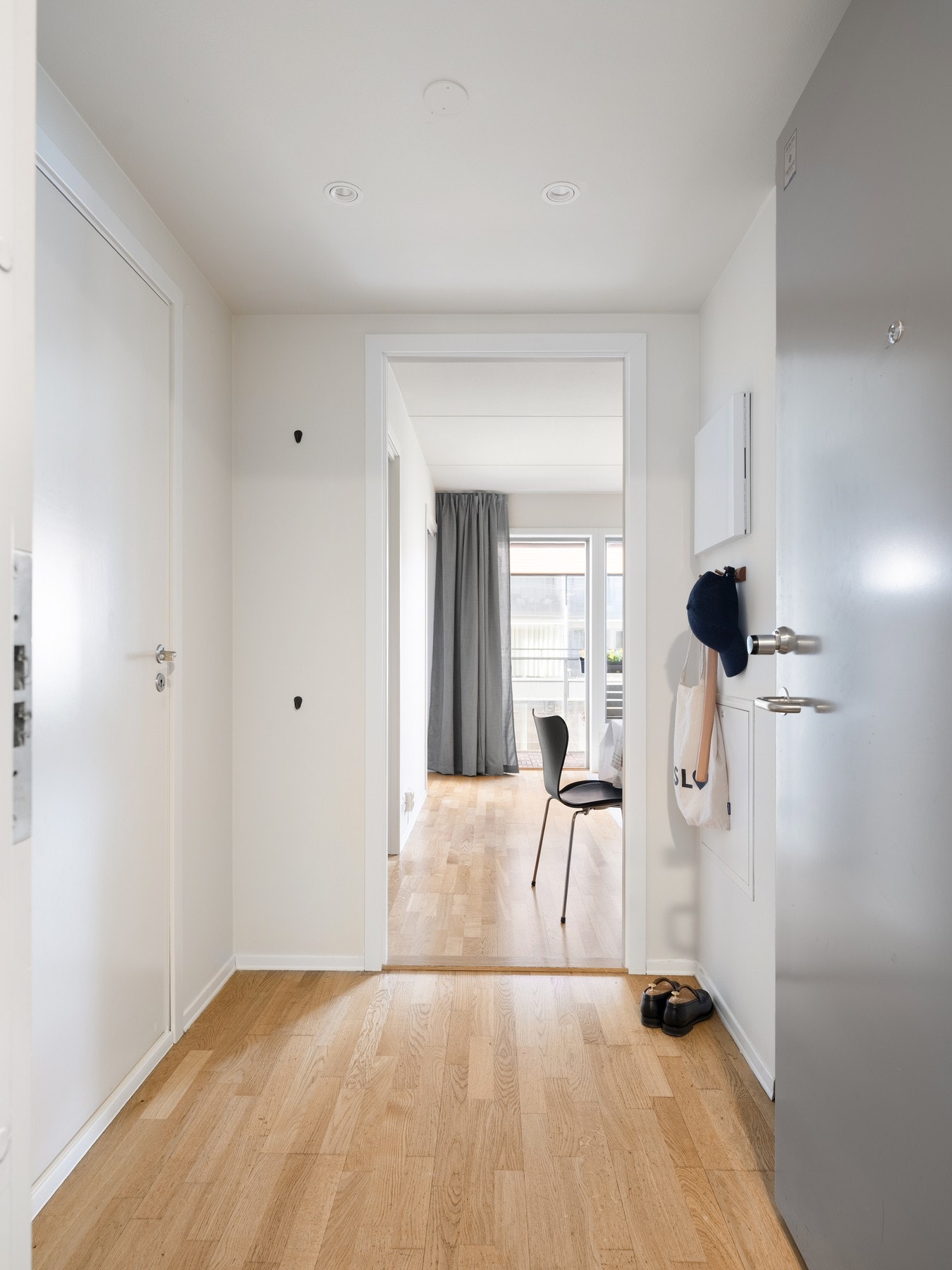 Lys og innbydende entré med plass til å henge fra seg yttertøy - Velkommen inn! Galleribilde
