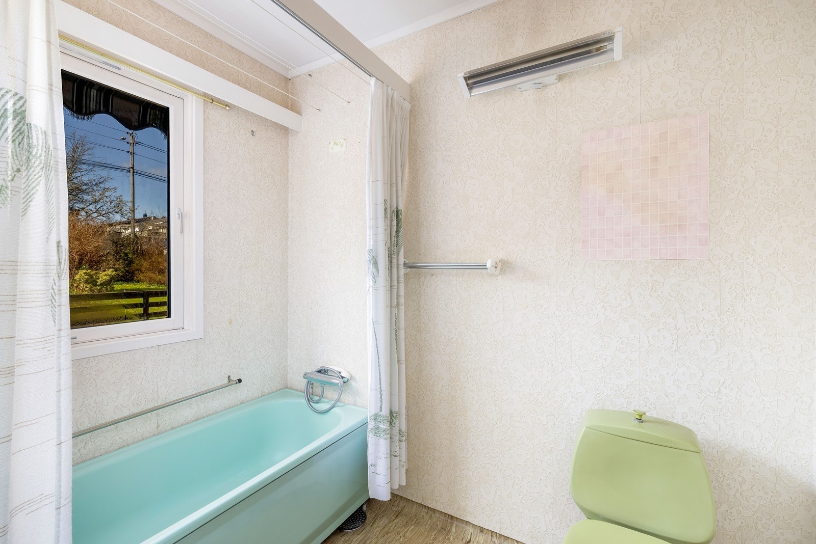 Badet har både badekar og wc. Galleribilde