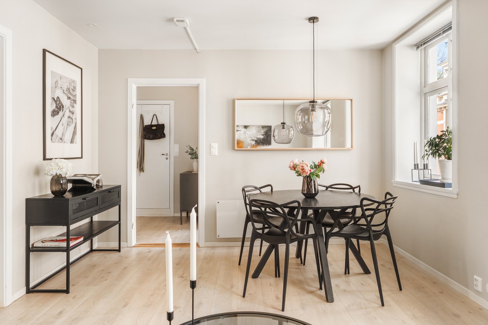 Det er enstavs laminat på gulv og slette vegger. Galleribilde