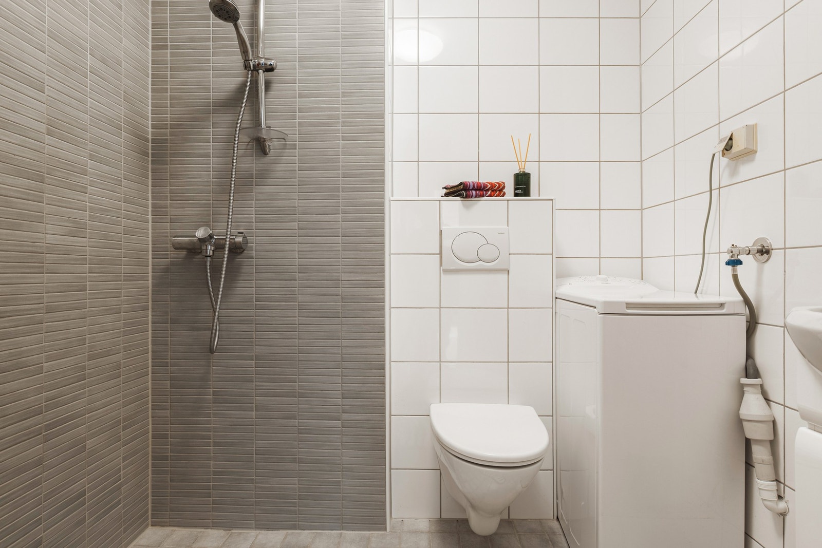 Badet er helfliset med takplater og har varmekabler i gulvet. Galleribilde
