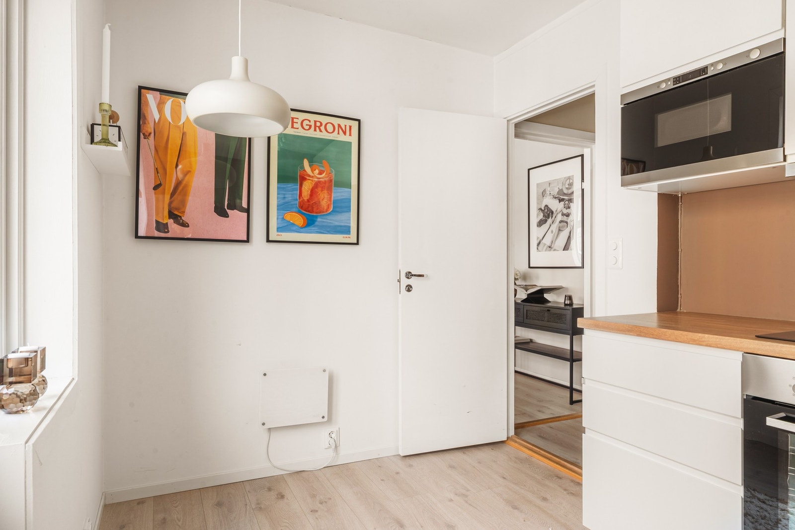 Videre er kjøkkenet er utstyrt med integrert stekeovn, platetopp, ventilator og mikrobølgeovn, samt opplegg for oppvaskmaskin og kjøleskap. Integrerte hvitevarer på kjøkkenet medfølger handelen. Galleribilde