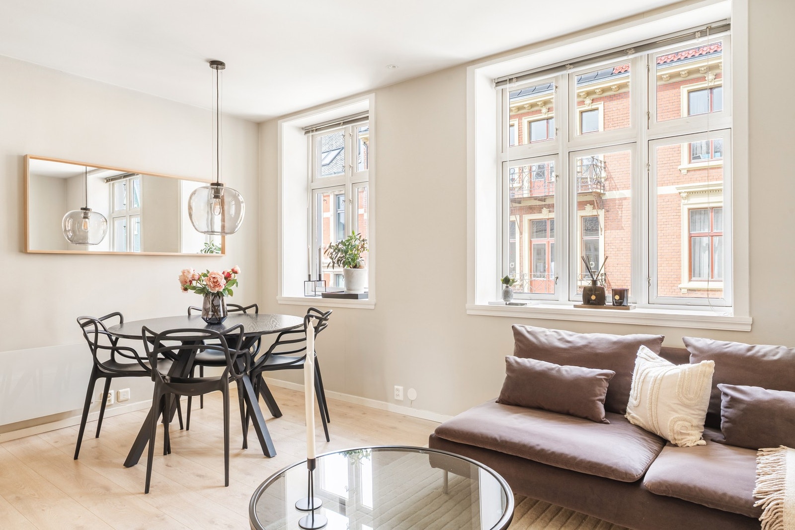 Her har du store vindusflater som slipper inn mye naturlig lys og god plass til sofa- og spisegruppe. Galleribilde