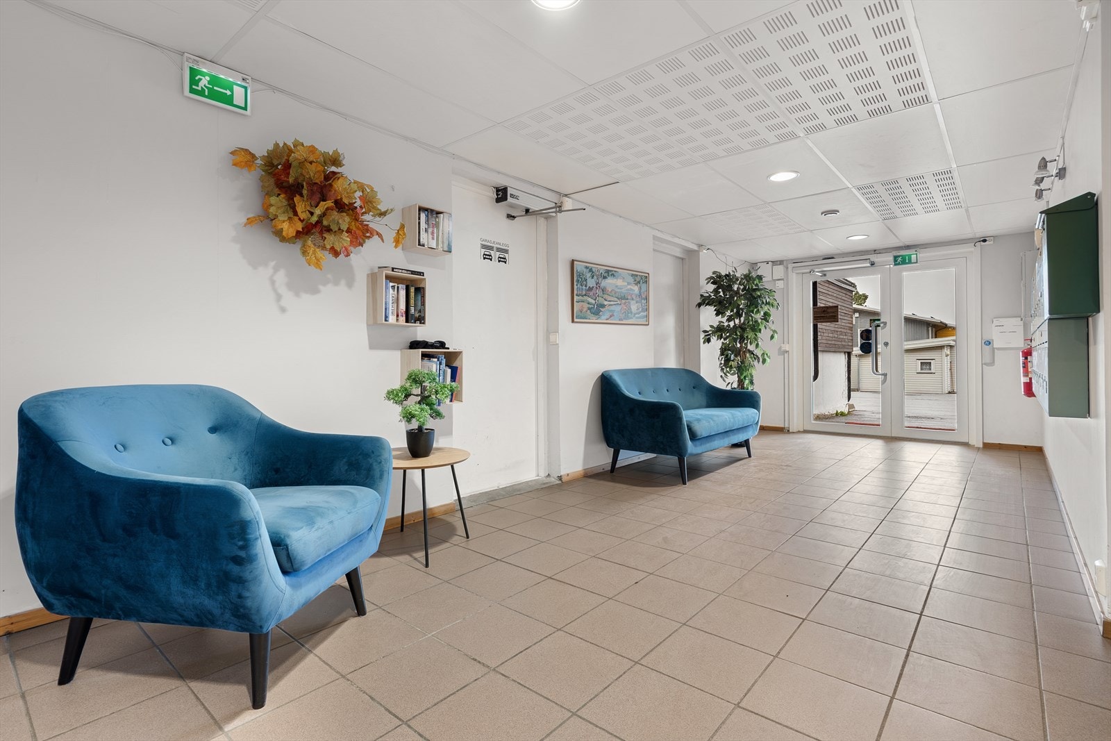 Bygget har lyst og pent inngangsparti Galleribilde