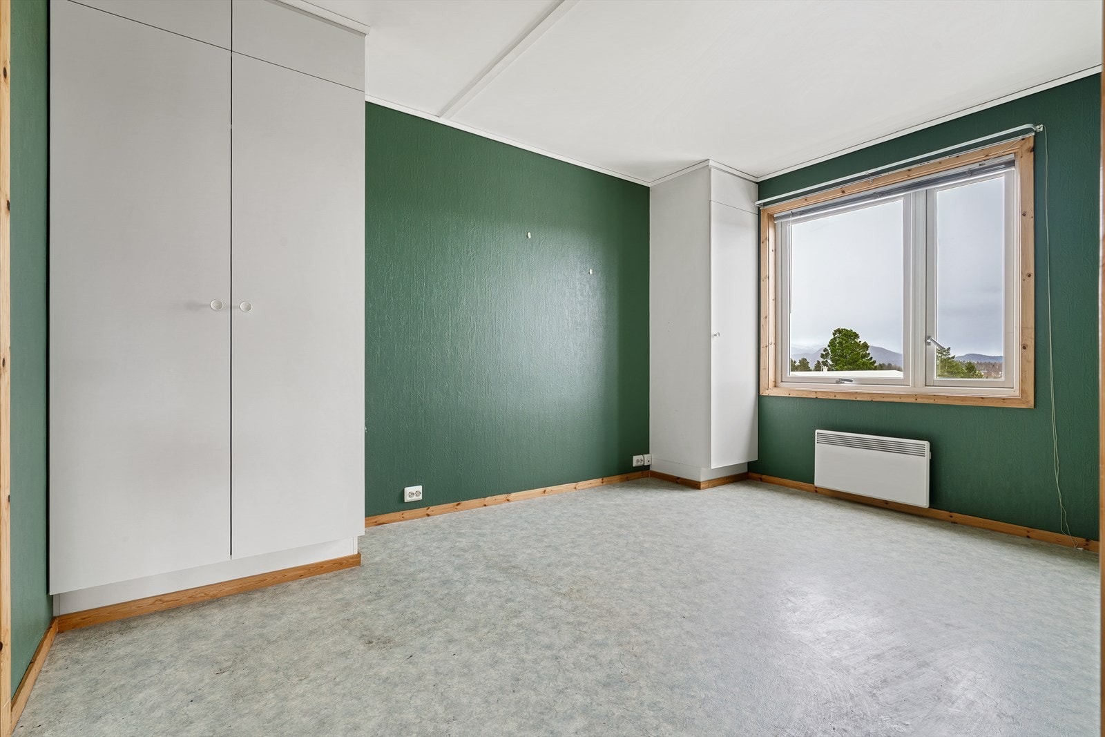 Romslig soverom med plass til dobbeltseng og graderobe Galleribilde