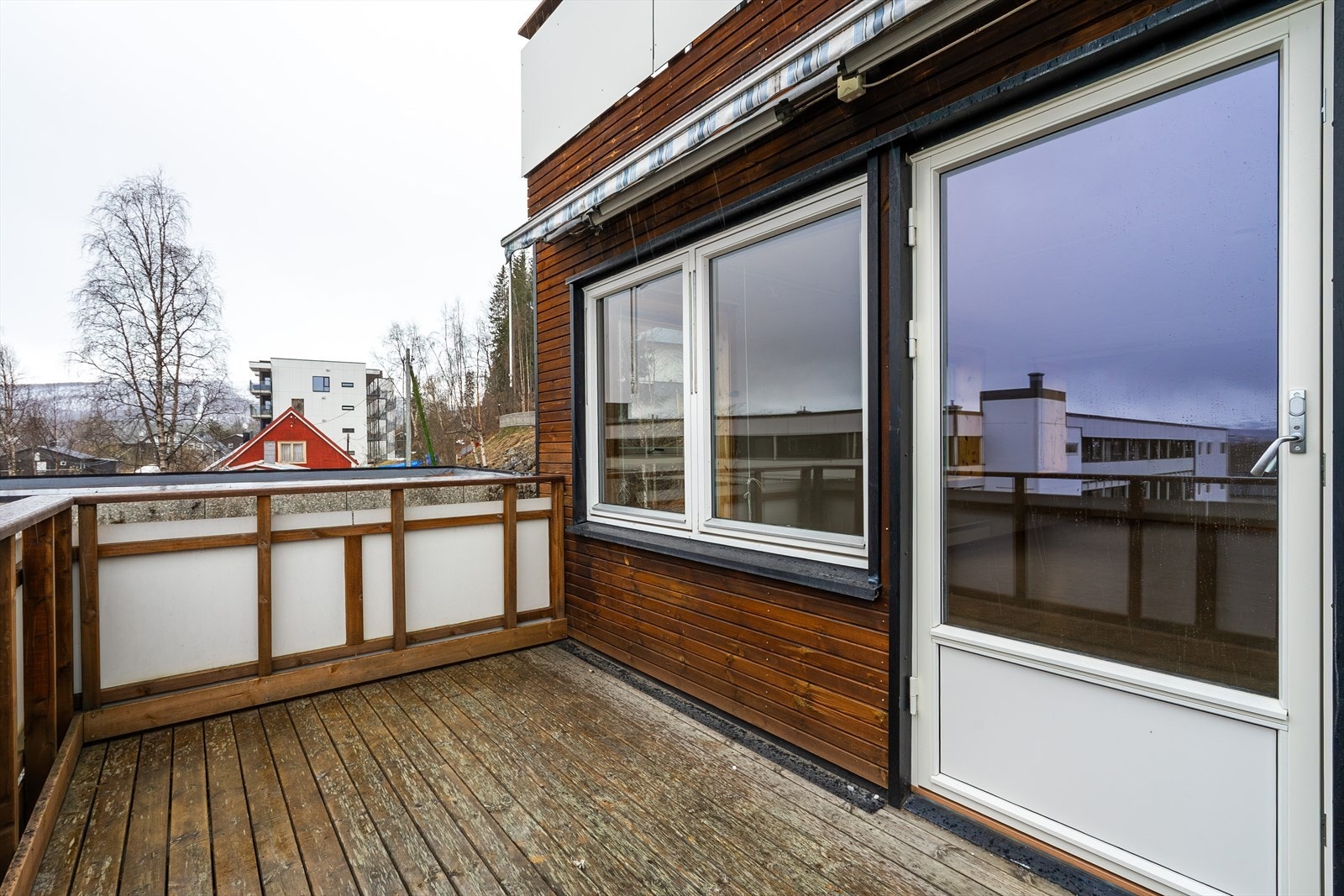 Balkongen har plass til utemøbler og grill Galleribilde