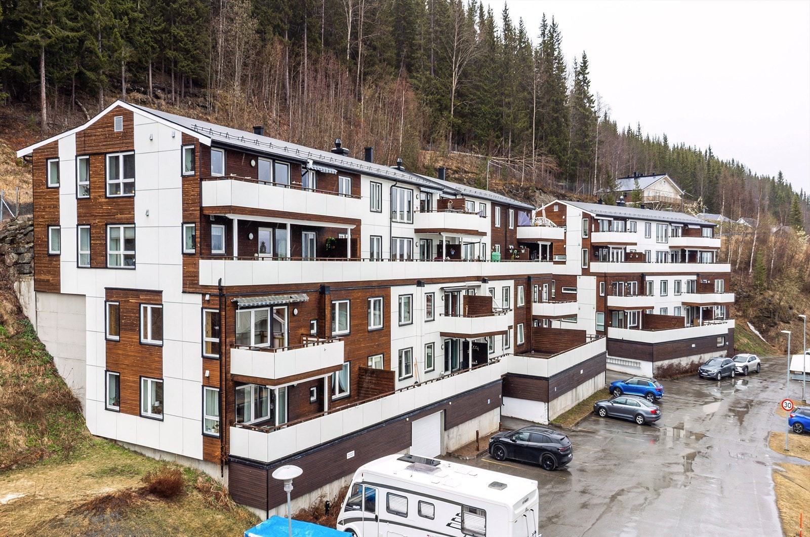 Området har enkel adkomst til sentrum, samt gode forbindelser til offentlig kommunikasjon og nærliggende fasiliteter. Galleribilde