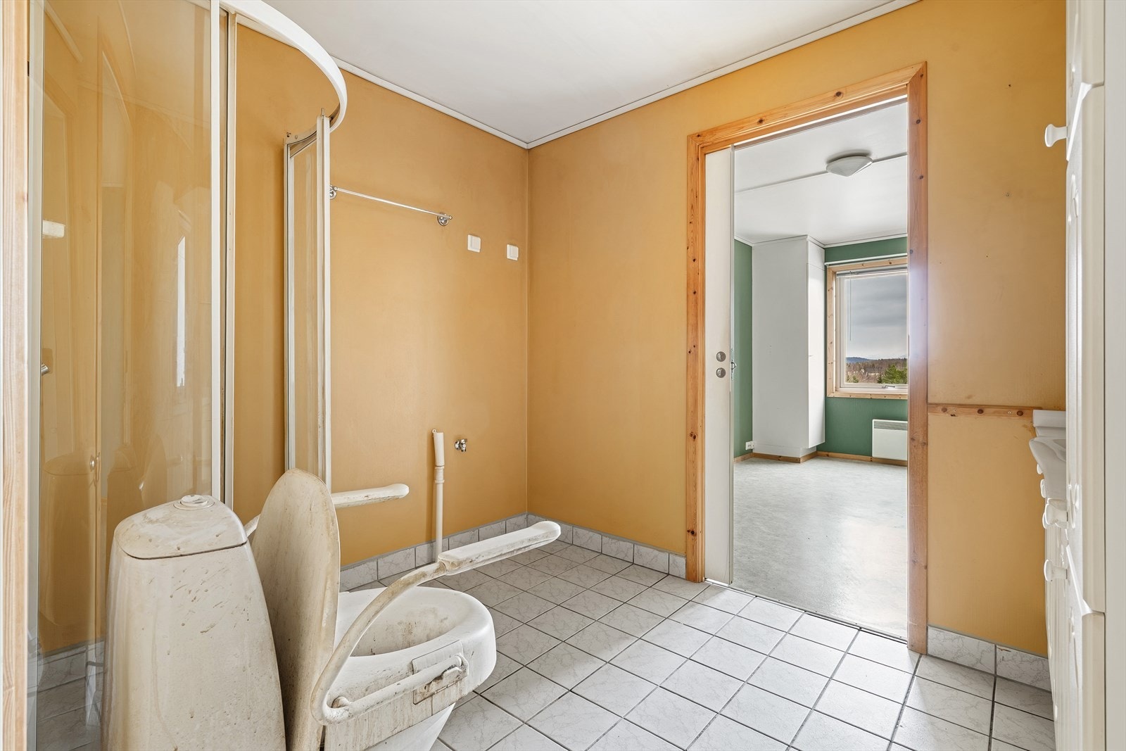 Badet har direkte adkomst til soverommet og gang Galleribilde