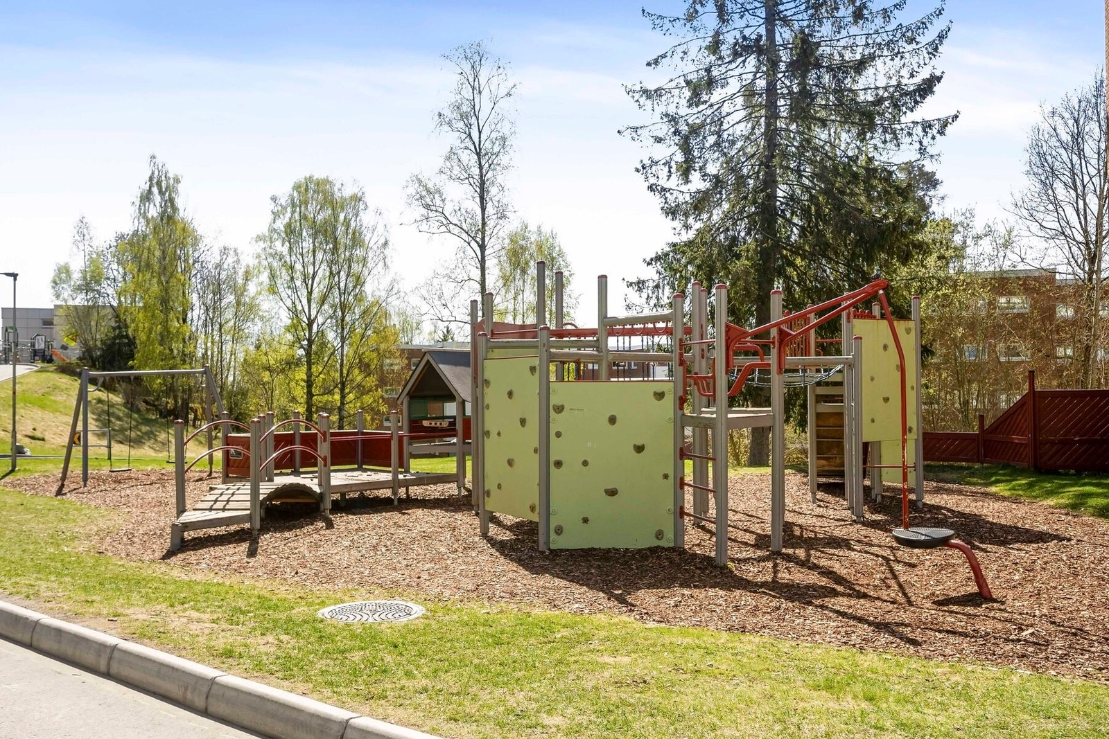 Flott lekeplass på fellesområde Galleribilde