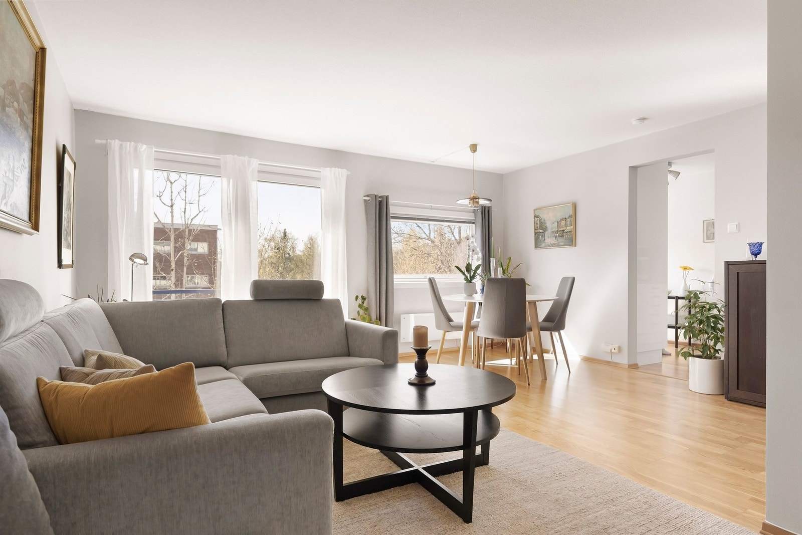 Store vindusflater som slipper inn rikelig med naturlig lys Galleribilde