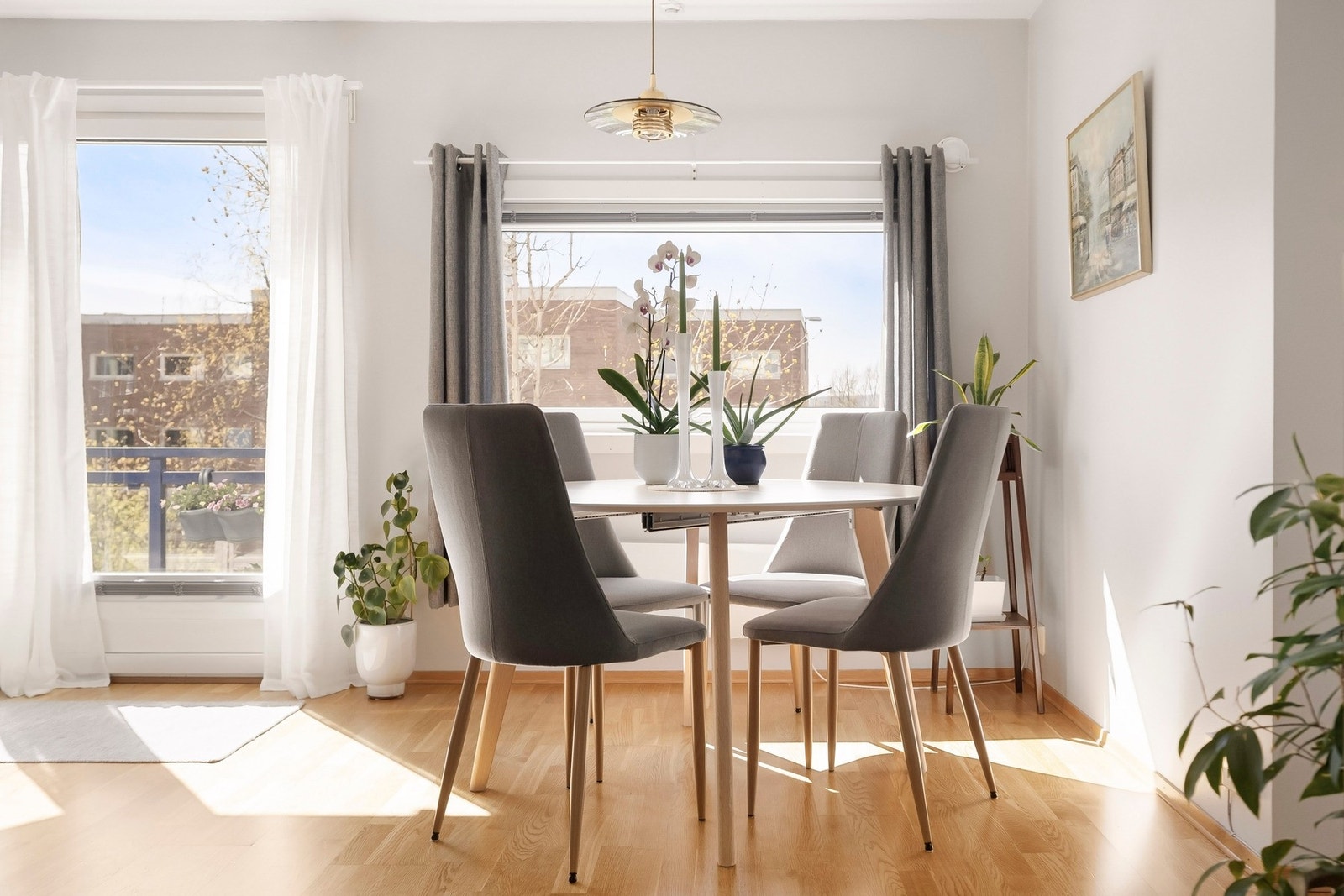 Hyggelig spisestue hvor man kan samle inn til hyggelige lag Galleribilde