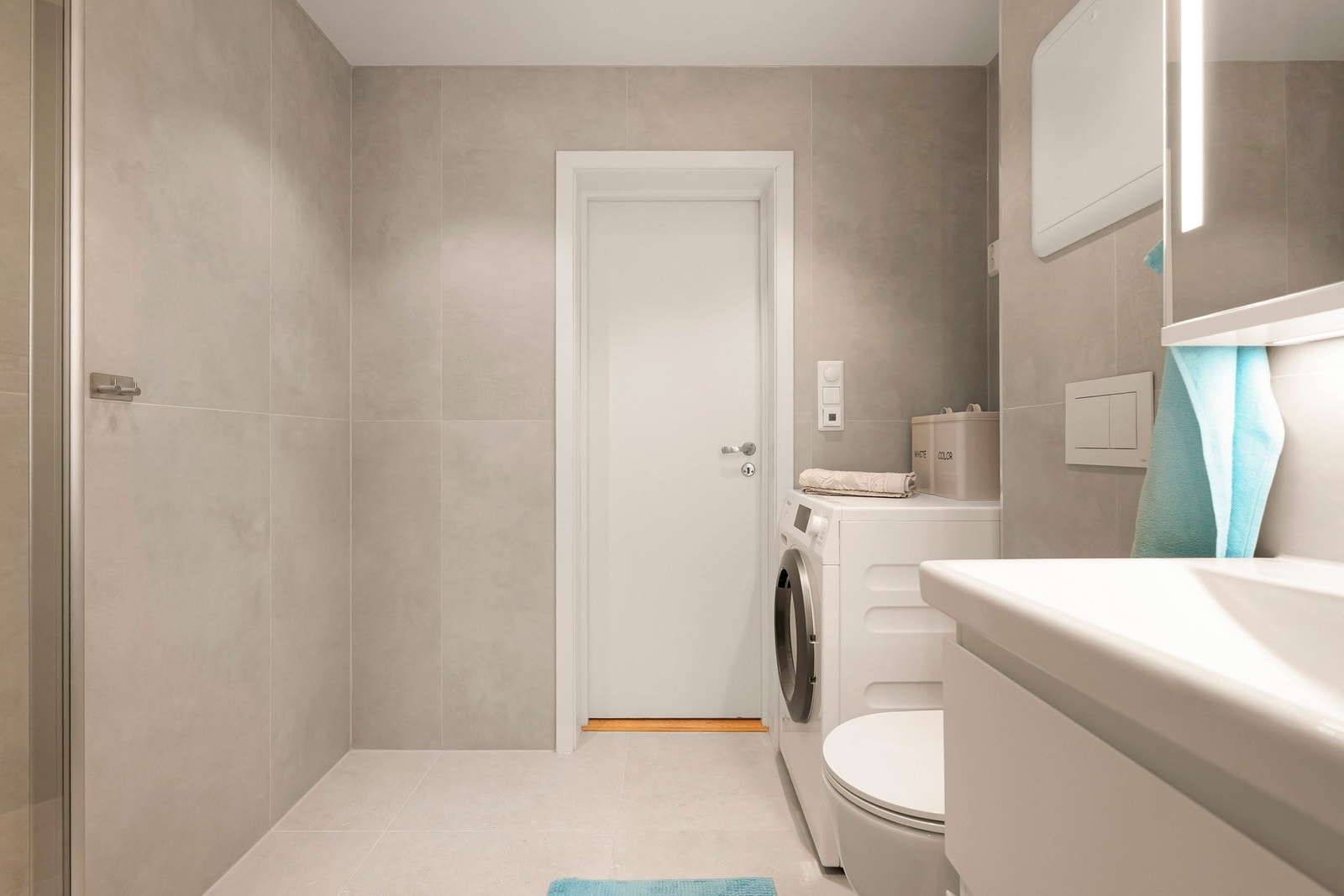 Det er opplegg for vaskemaskin på badet, samt gulvvarme. Det er også downlights med dimmer Galleribilde