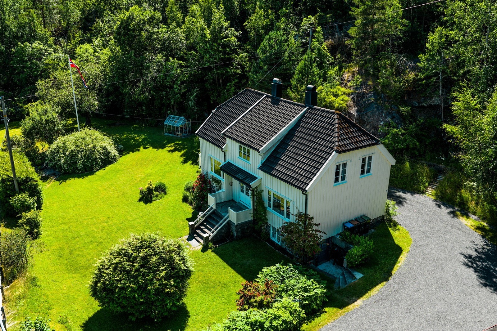 Landlig enebolig i flotte omgivelser og stor hage Galleribilde