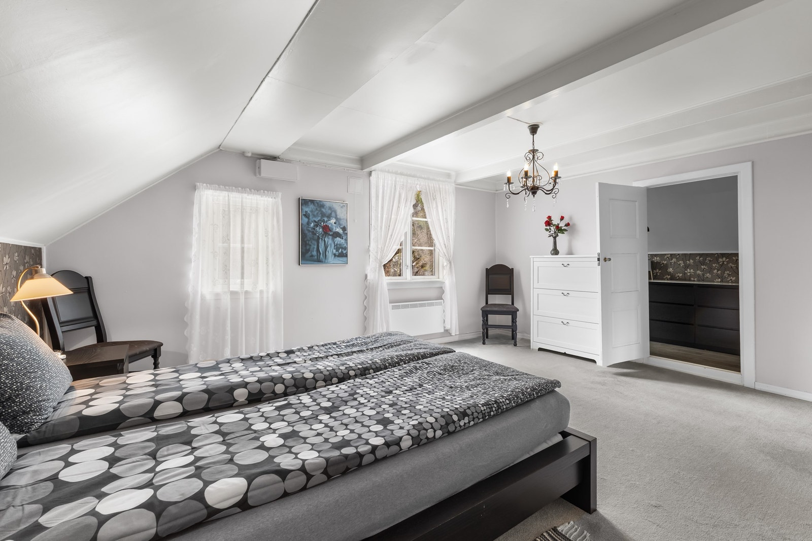 Soverom med tilhørende garderobe. Galleribilde