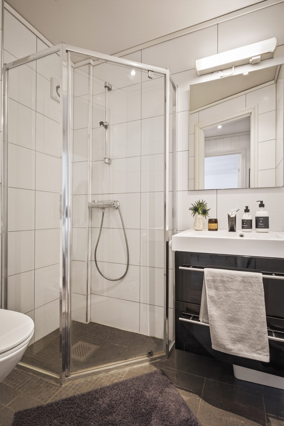 - Badet fremstår lyst og klassisk med flislagte overflater på vegger og gulv, samt varmekabler i gulvet - Galleribilde