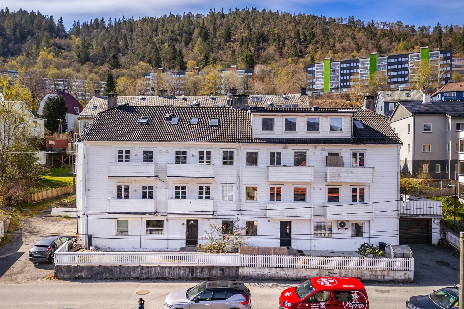 - Sameiet har felles parkeringsplass. Det er ikke en plass til alle leiligheter, så man opererer med første mann til mølla prinsippet - Galleribilde