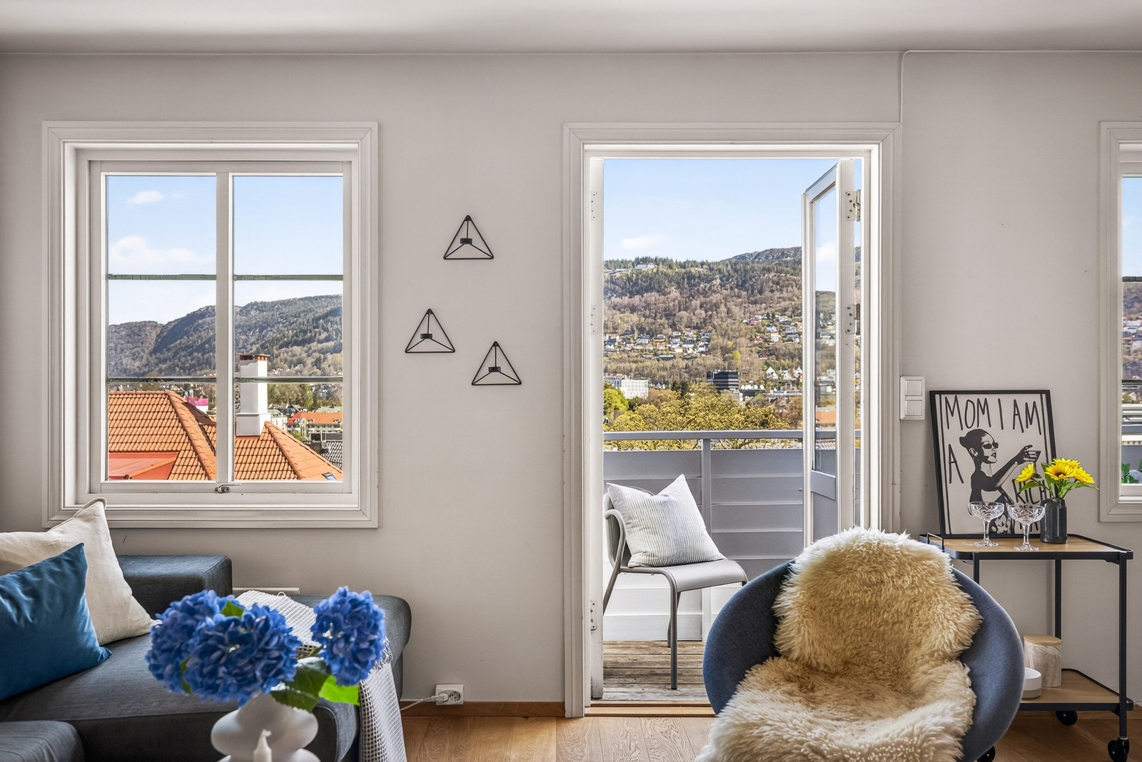 - Fra stuen er det utgang til en hyggelig altan på ca. 3 m² - Galleribilde