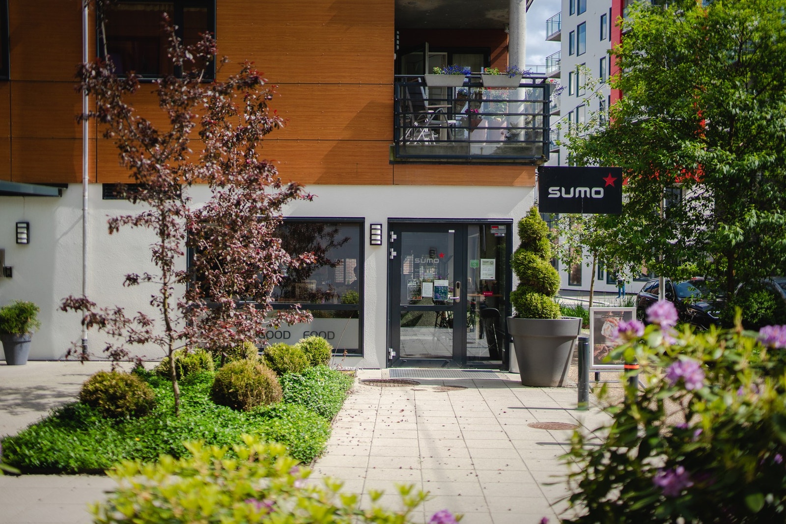 - Satsingen på Damsgård har skapt et unikt bomiljø med flere gode spisesteder som Damsgårdsstuene, Sumo og Storstuen, samt Pizzabakeren for et praktisk alternativ - Galleribilde