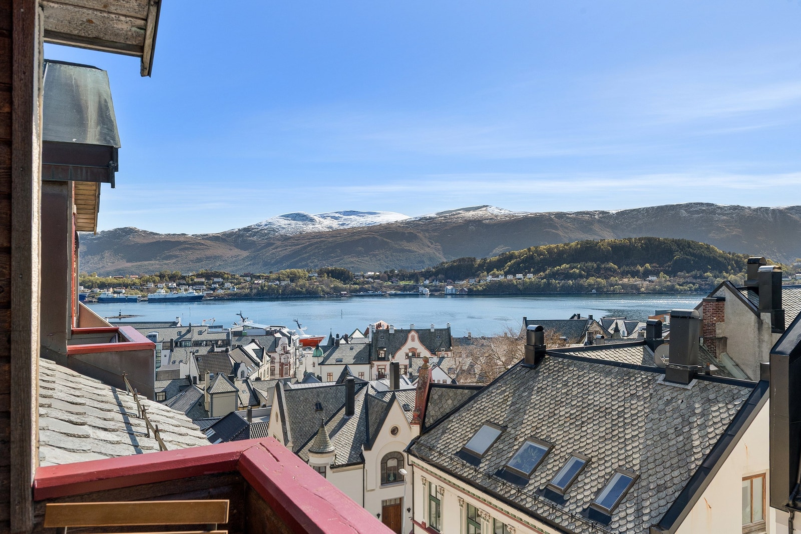 Utsikt over innseilingen til Ålesund og de omkringliggende øyene. Galleribilde