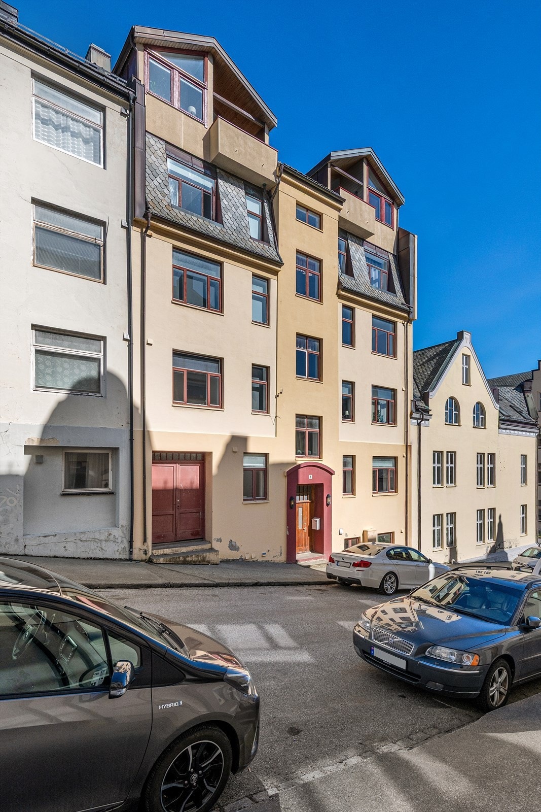 Bygården ligger i en tilbaketrukket gate, sentralt i Ålesund sentrum. Galleribilde