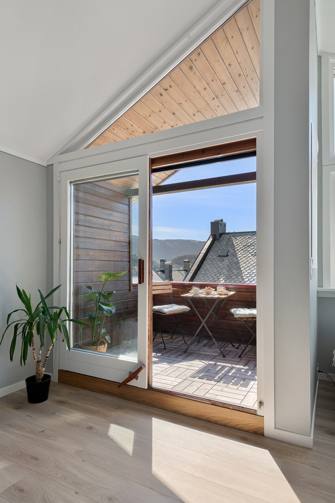Skyvedøren i tre åpner opp mot balkongen og visker ut skillet mellom inne og ute. Galleribilde