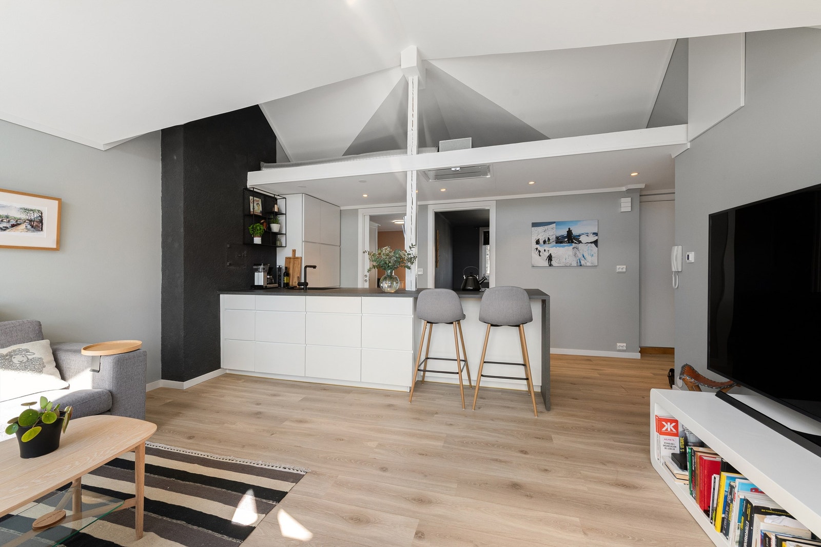 Kjøkkenøya med laminert benkeplate fungerer også som en naturlig spiseplass. Galleribilde