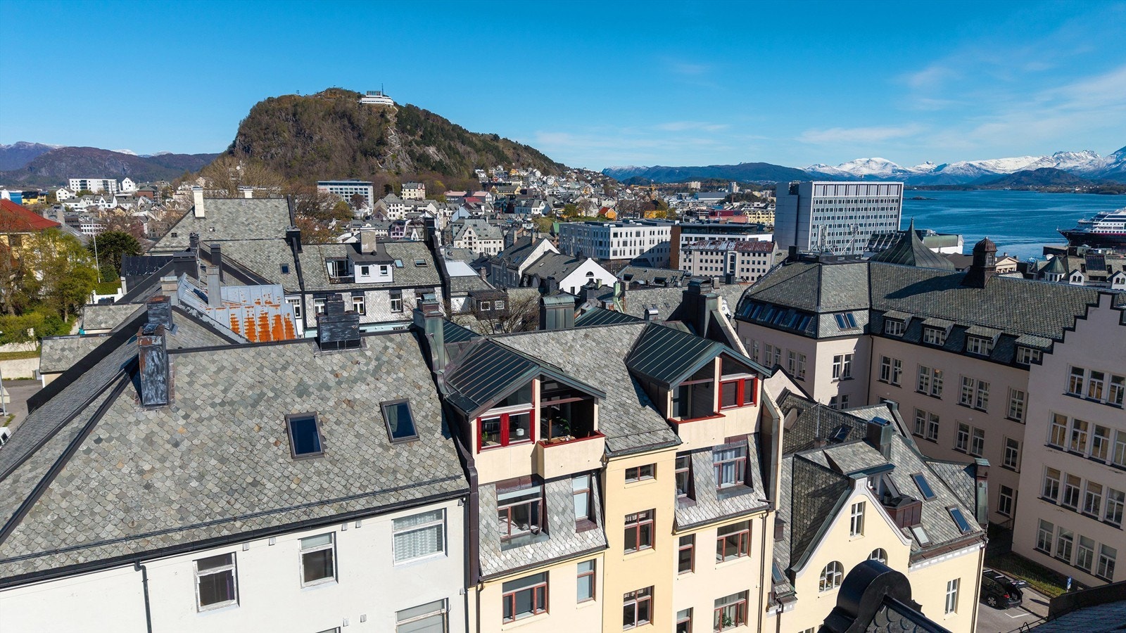 Leiligheten gir deg utsikt over den sjarmerende jugendarkitekturen i Ålesund. Galleribilde