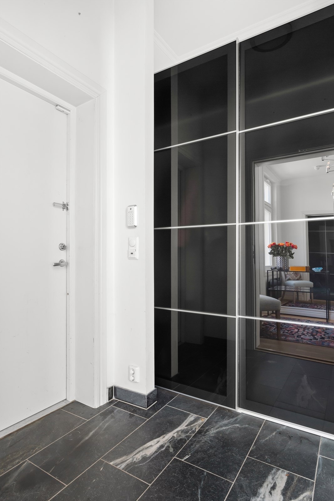 Pent inngangsparti med store garderobeskap med skyvedører. Galleribilde