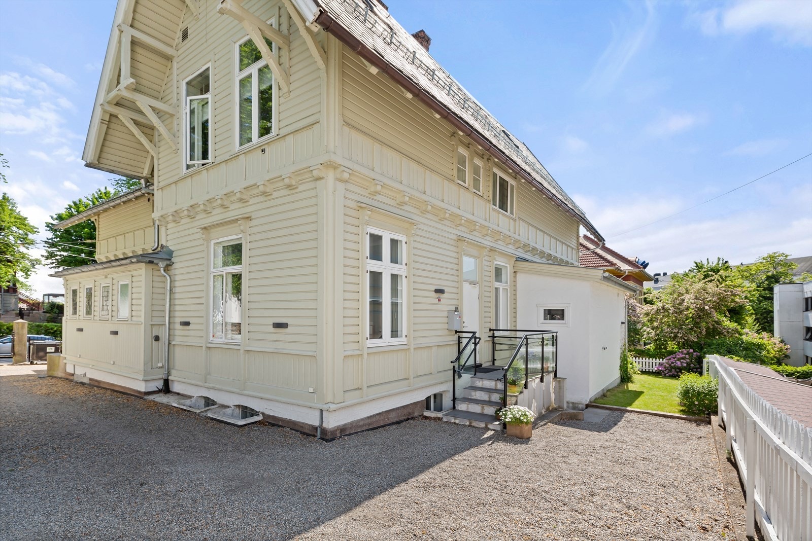 Det er biloppstillingsplass på utsiden av boligen. Galleribilde