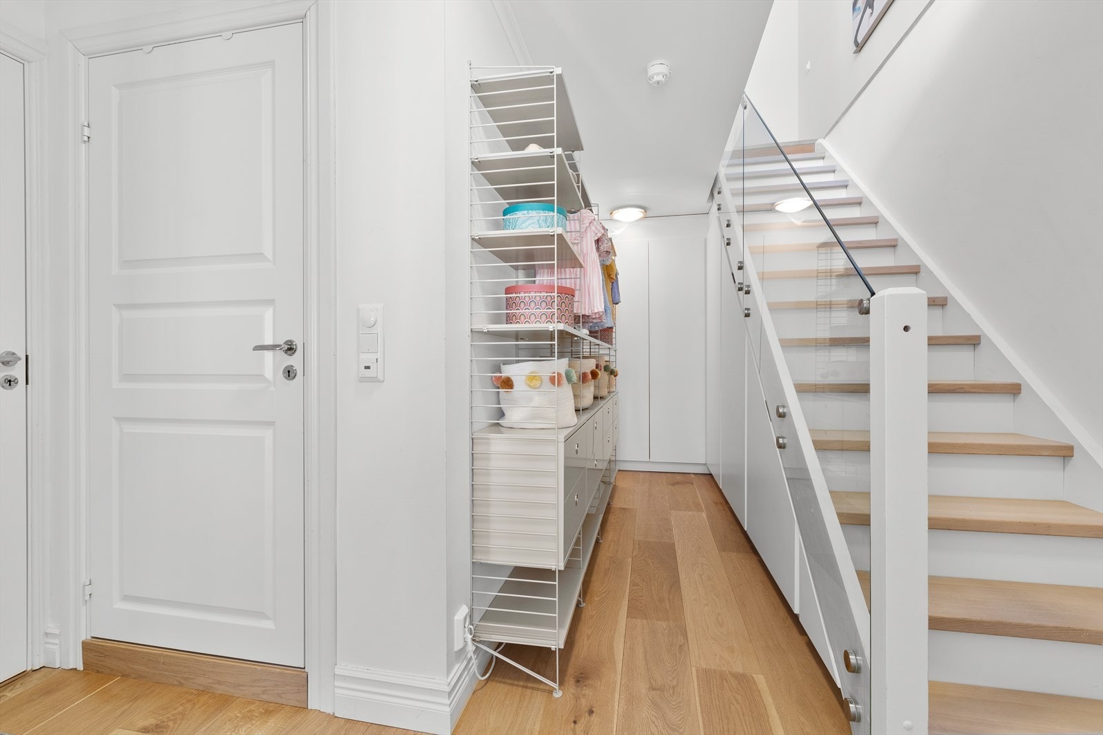 Gode oppbevaringsmuligheter under trappen. Galleribilde