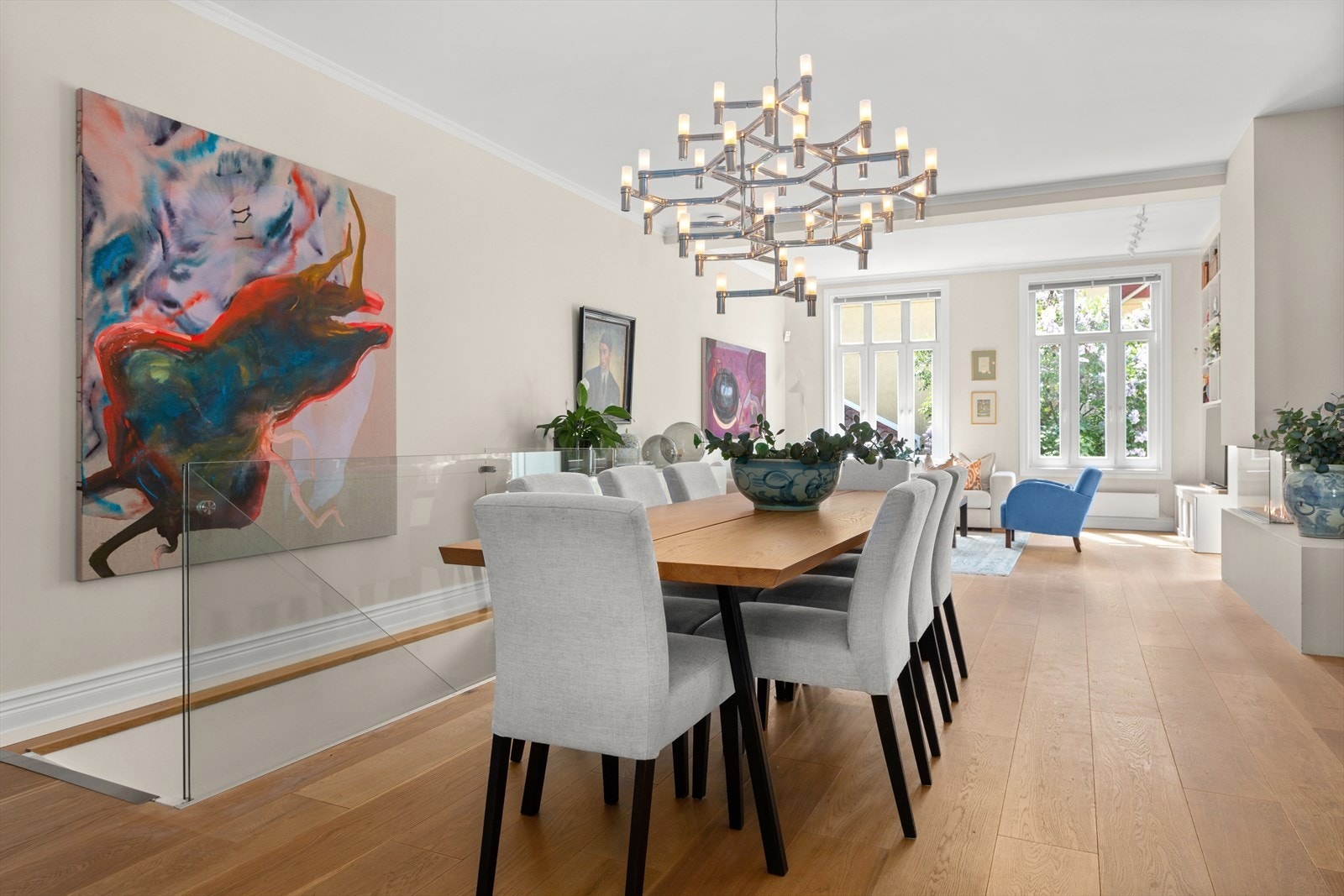 De store vinduene sikrer god belysning i hele stuen/spisestuen. Galleribilde