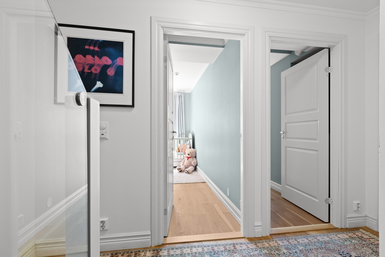 Kjelleretasjen byr på to soverom og et bad/vaskerom. Galleribilde