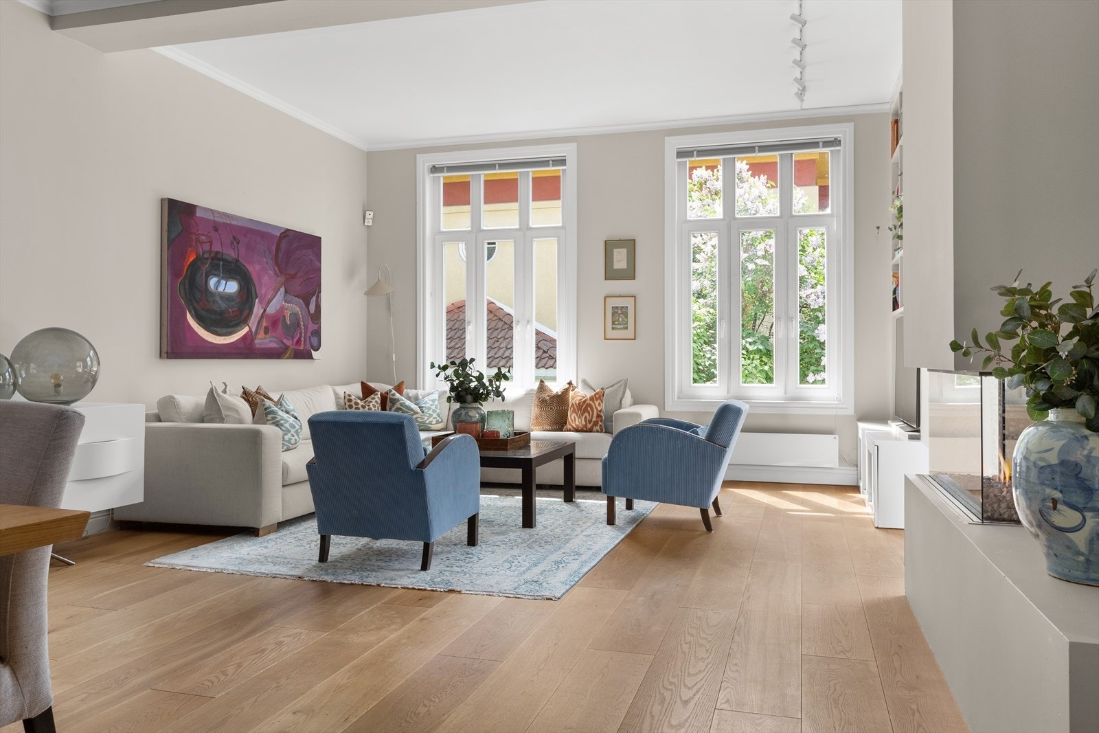 Stuen er stor og lys med mye naturlig lysinnslipp. Galleribilde