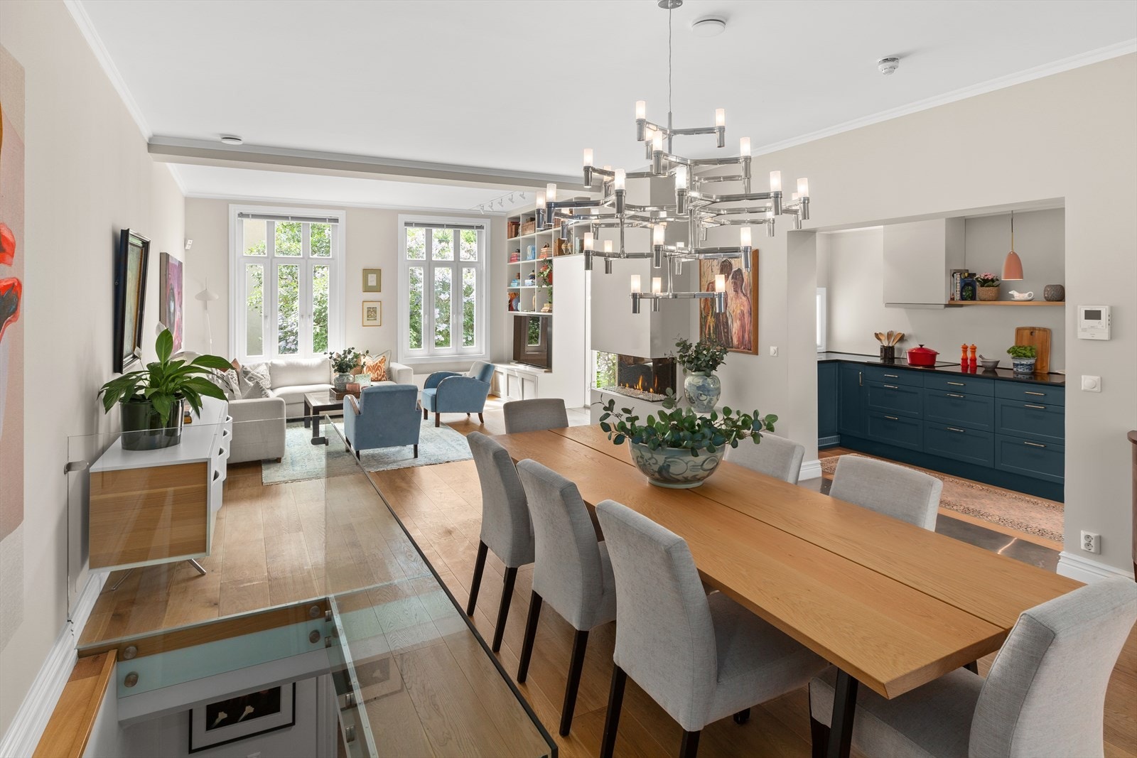 Spisestuen har plass til et stort spisebord hvor hele familien kan samles. Galleribilde