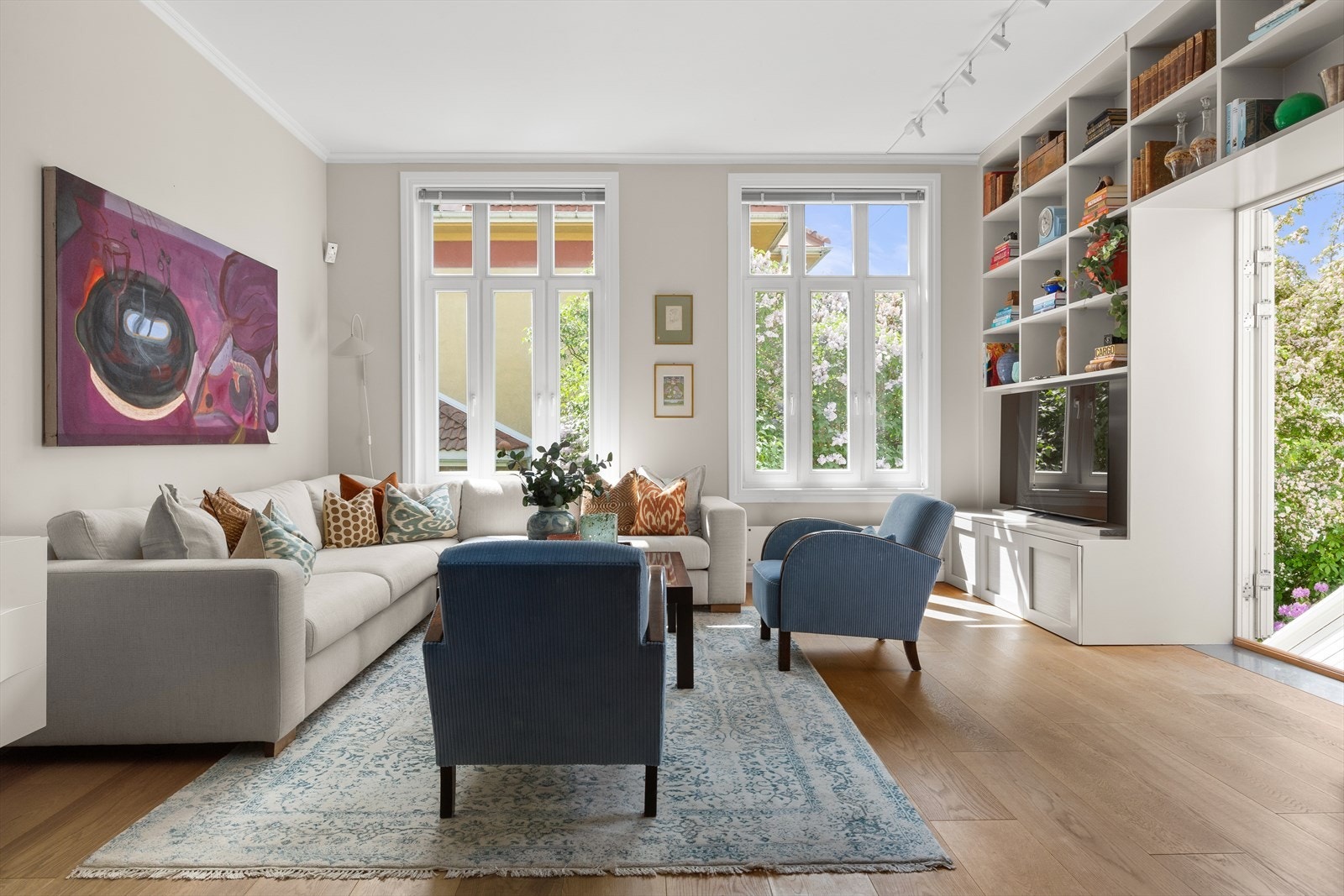 Det er god plass til en stor sittegruppe og mediemøblement. Galleribilde