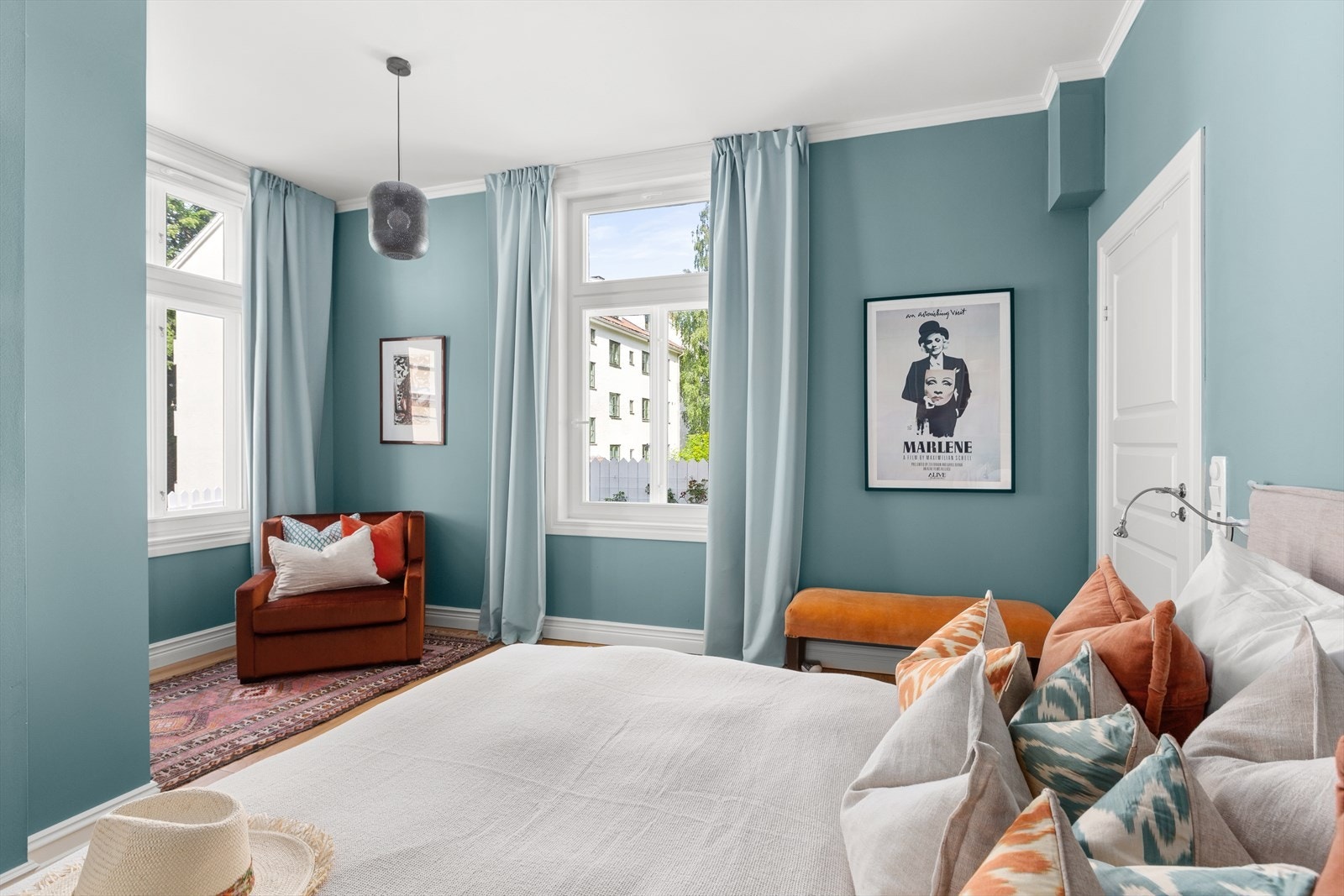 Rommet er lyst med hyggelig utsyn. Galleribilde