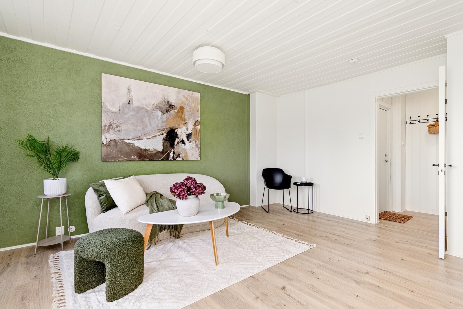 Romslig stue med lyse overflater som gir en god romfølelse. Galleribilde
