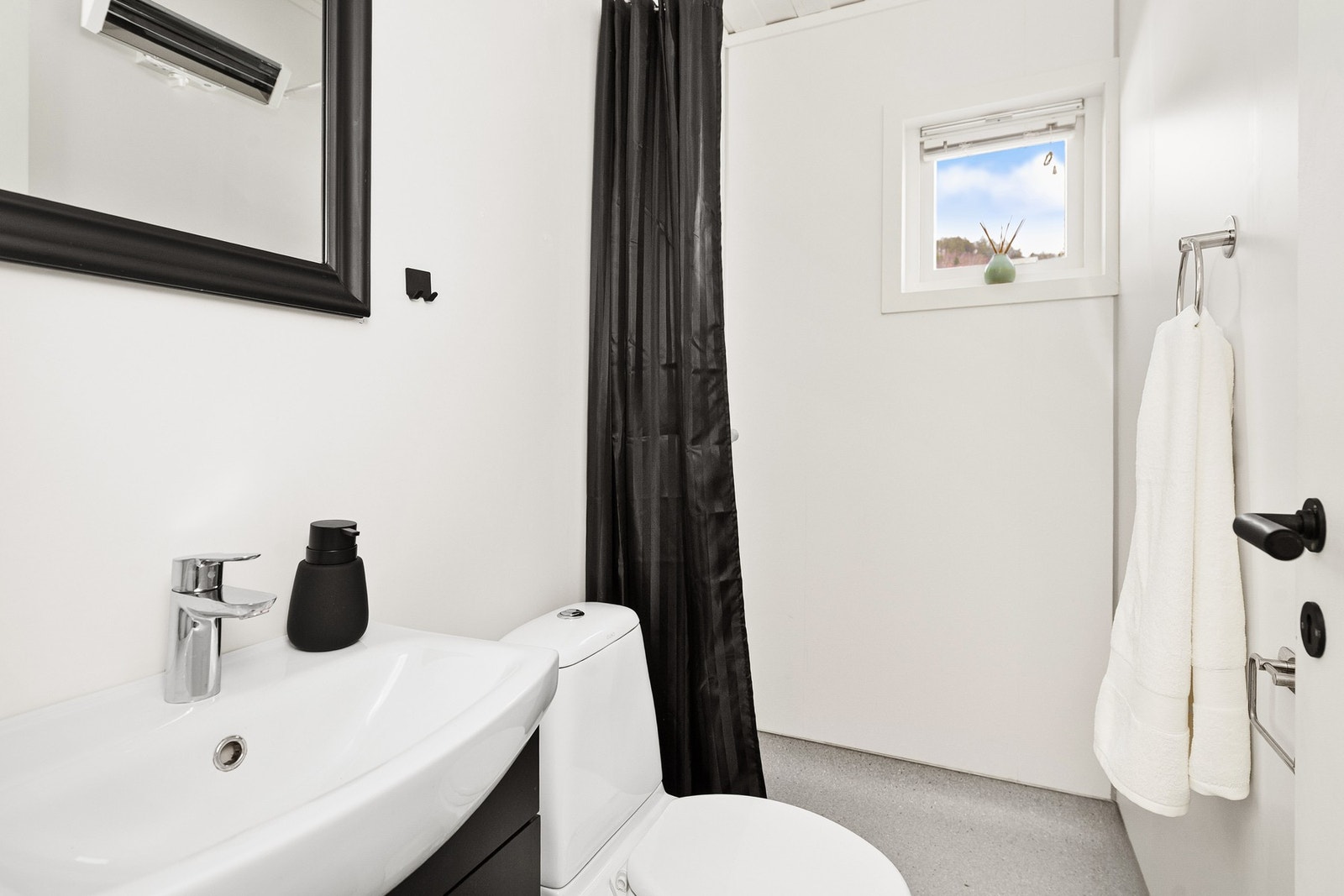 Badet er pusset opp med nytt gulvbelegg, våtromsplater og servant med skap i 2024. Galleribilde